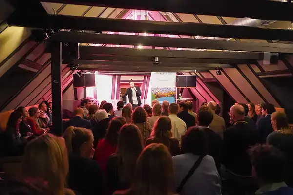 Full audience at the KLIMAready Slam at Grüner Jäger Hamburg