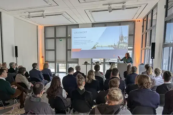 Full seminar room at the Hamburg Stock Exchange Certificate 2025