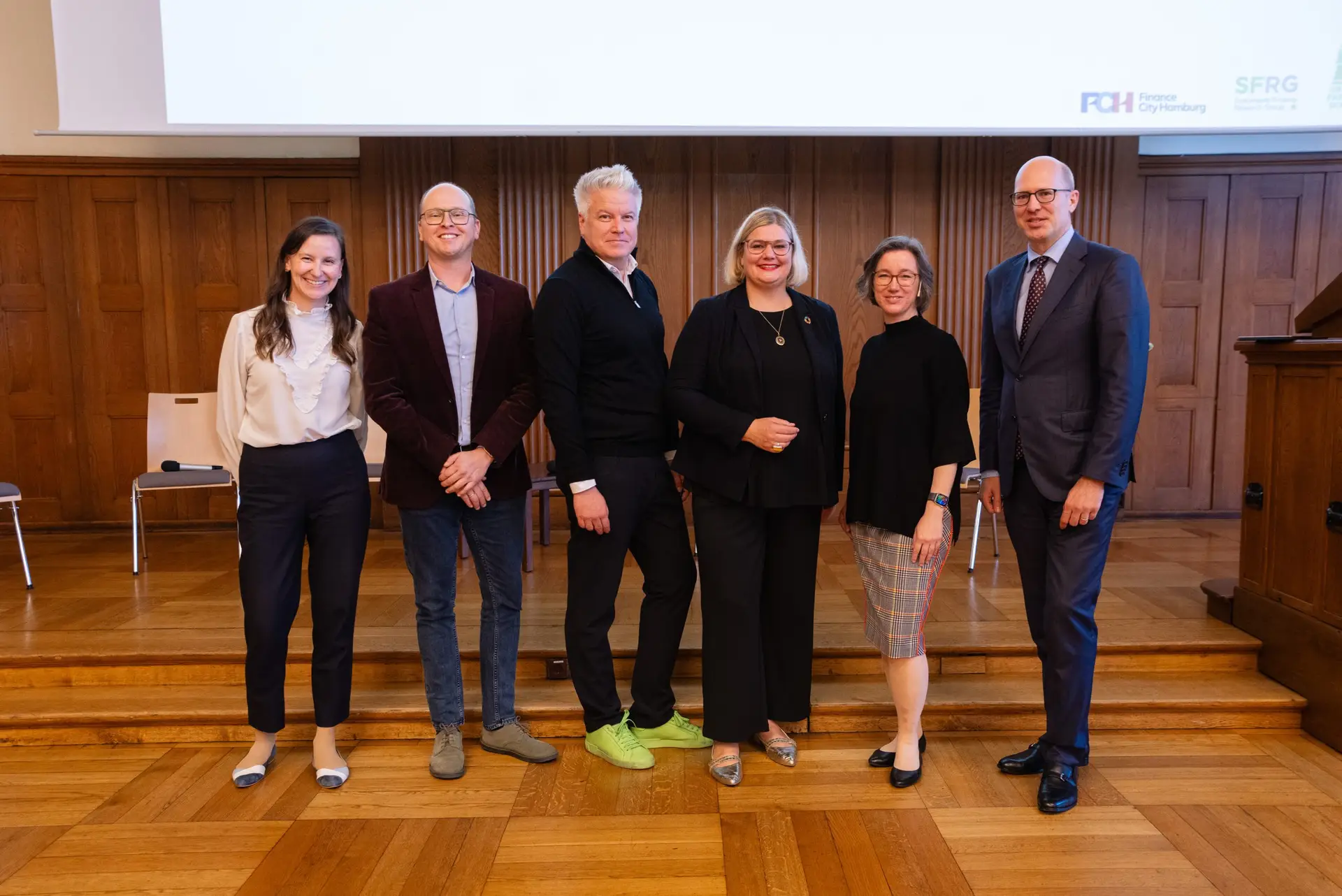 Podium und Diskussionsrunde beim Sustainable Finance Summit